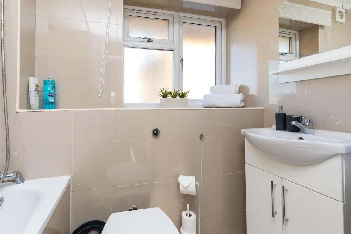 19A The Broadwalk - Cozy 1Br In The Heart Of Crawley Near Gatwick Airport Great For Contractors And Flight Crew Students Villa Exterior photo