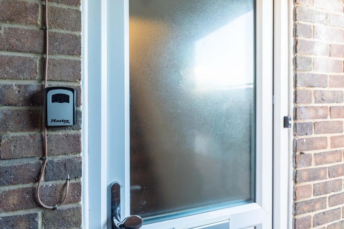 19A The Broadwalk - Cozy 1Br In The Heart Of Crawley Near Gatwick Airport Great For Contractors And Flight Crew Students Villa Exterior photo