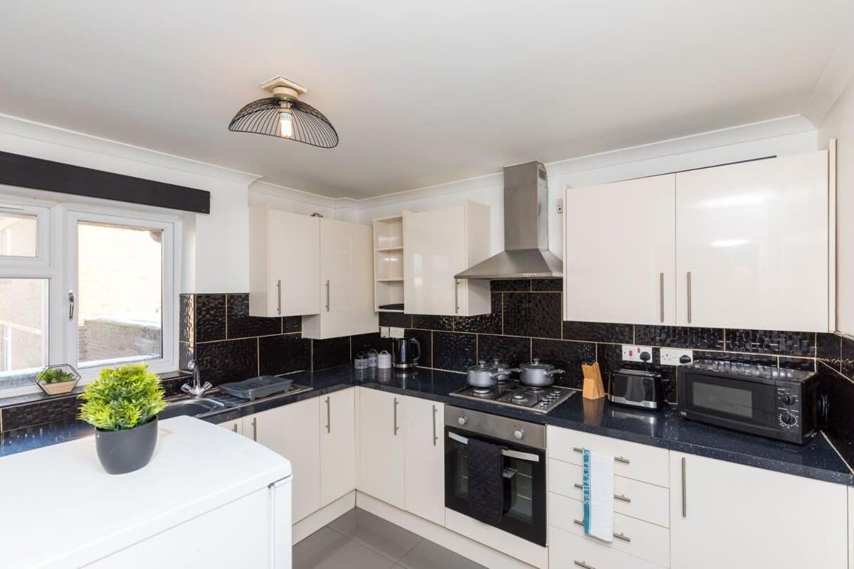19A The Broadwalk - Cozy 1Br In The Heart Of Crawley Near Gatwick Airport Great For Contractors And Flight Crew Students Villa Exterior photo